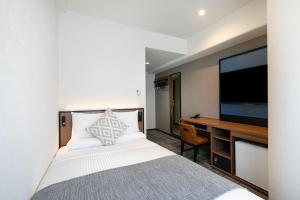 HOTEL MYSTAYS Kumamoto Riverside客房内的一张或多张床位