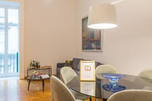 Um restaurante ou outro lugar para comer em Chiatamone Design Apartment by Wonderful Italy