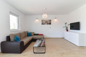 Televízia a/alebo spoločenská miestnosť v ubytovaní Apartments "The Little Prince"