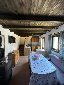 uma sala de estar com uma mesa e uma cozinha em Lavender and Poppy cottages em Bebrovo