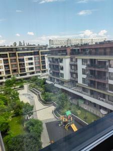 vistas a una ciudad con edificios y un parque infantil en Двустаен апартамент в Смирненски. До селената en Plovdiv