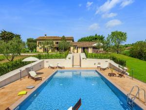 una piscina frente a una casa en Inviting Holiday Home in San Costanzo with Swimming Pool, en San Costanzo