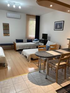 A seating area at Nefelejcs Apartman