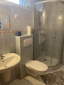 A bathroom at Nefelejcs Apartman