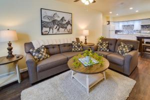 uma sala de estar com um sofá e uma mesa em Sunny California Retreat with Pool Access and Patio! em Shasta Lake