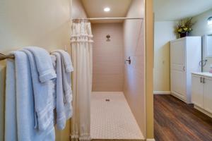 Ένα μπάνιο στο Sunny California Retreat with Pool Access and Patio! +16 φωτογραφίες