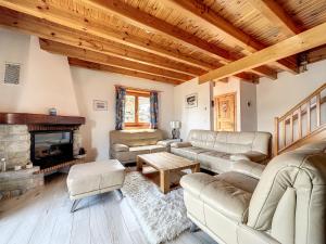 uma sala de estar com sofás e uma lareira em Le Chalet Pouchignon l Jaccuzzi l 6pers. em Savièse