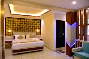 um quarto de hotel com uma cama e uma janela em ROYAL CASTLE HOTEL em Mananthavady