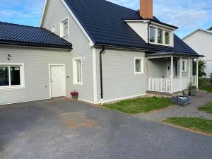 a house with a solar roof on a driveway at Stort hus i Stockholm in Sollentuna