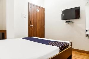 una camera con letto e TV a schermo piatto di Hotel Saubhagya a Bhopal