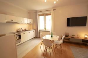 a kitchen with a table and chairs in a room at Przytulne mieszkanie na ulicy Chmielna w samym centrum Warszawy in Warsaw