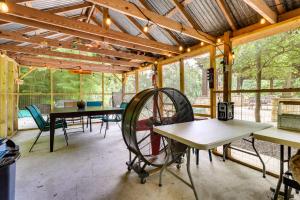 un porche cubierto con mesa y sillas en Taylor Vacation Rental with Creek Access on 3 Acres!, en Hutto