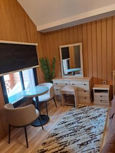 Televízia a/alebo spoločenská miestnosť v ubytovaní كوخ ريفي تنومه