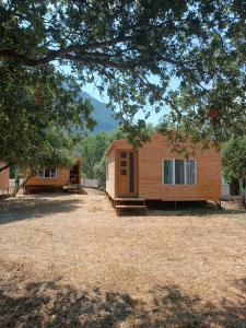 uma pequena cabana num campo ao lado de uma árvore em Es&Es campıng ve bungalov em Köyceğiz