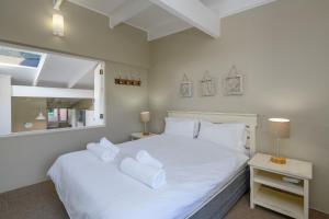 - une chambre avec un lit blanc et des oreillers blancs dans l'établissement San Lameer Villa 3515 - 3 Bedroom Classic - 6 pax - San Lameer Rental Agency, à Southbroom