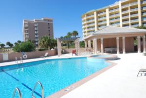 una piscina frente a un gran edificio en Dunesberry, en Gulf Shores