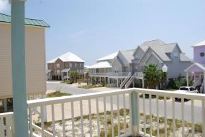 balcón de una casa con barandilla blanca en Dunesberry, en Gulf Shores