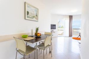 TV a/nebo společenská místnost v ubytování Villa Keti apartments Pool & Wellness
