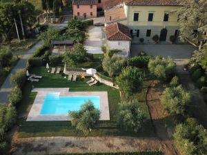 Simplistic Holiday Home in Pistoia with Terrace Garden في بستويا: اطلالة جوية على حديقة خلفية مع مسبح