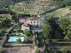 uma vista aérea de uma propriedade com piscina em Simplistic Holiday Home in Pistoia with Terrace Garden em Pistoia