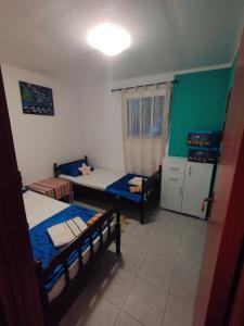 une chambre avec deux lits superposés et une cuisine dans l'établissement Vikendica Morinj, à Donji Morinj