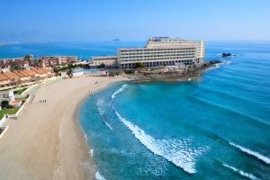 una vista aérea de una playa con un hotel en Hotel Servigroup Galua en La Manga del Mar Menor