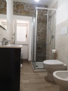 y baño con ducha, aseo y lavamanos. en Villa Rosa, en Agropoli