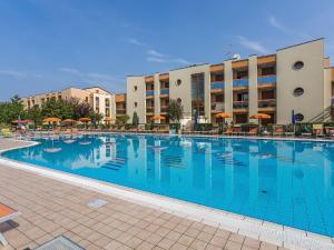 een groot zwembad voor een hotel bij Pleasant villa in Carole with shared pool in La Fagiana