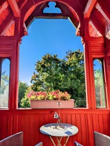 a table in a red room with a window at Villa Internationals in Oslo
