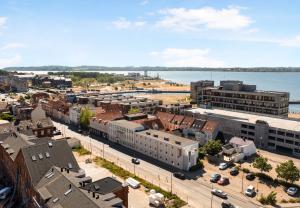 una vista aérea de una ciudad con un cuerpo de agua en Hotel Postgaarden, en Fredericia
