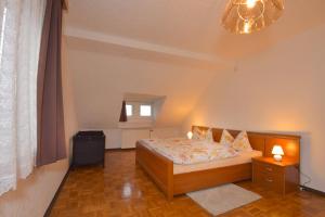 ein kleines Schlafzimmer mit einem Bett und einem Fenster in der Unterkunft Haus Cäcilie in Oberhof