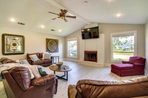 sala de estar con muebles de cuero y chimenea en Spacious Biloxi Home with Patio and Private Yard! en Biloxi