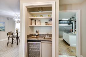 A cozinha ou cozinha compacta de Spacious Biloxi Home with Patio and Private Yard!