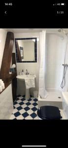 łazienka z umywalką, toaletą i wanną w obiekcie Suite privée bleu au château de la Franceule w mieście Janzé