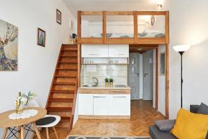 Kuchyňa alebo kuchynka v ubytovaní Apartments on Miodowa + 37 fotografií