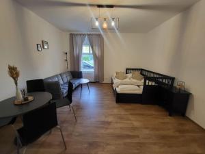 ein Wohnzimmer mit einem Sofa und einem Tisch in der Unterkunft Exklusive Gartenwohnung in Wien