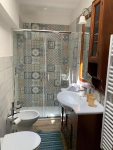 een badkamer met een douche, 2 wastafels en een toilet bij La casina in Voltaia in Piancastagnaio
