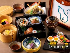 una mesa cubierta con diferentes tipos de alimentos en cajas en Kyoto Machiya Fukune en Kioto