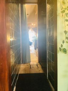 um corredor com uma porta que dá para um quarto em Bookstor Hotel em Haia
