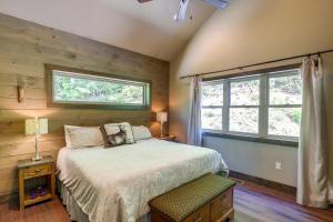 1 dormitorio con 1 cama y 2 ventanas en Unique Burnsville Home with Gorgeous Mountain Views, en Busick