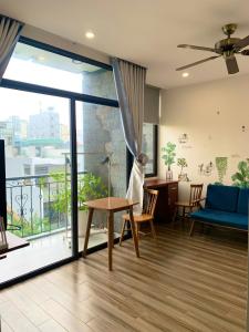 Khu vực ghế ngồi tại Koi Apartment