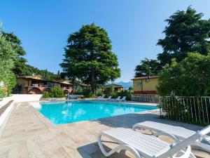 拉法的住宿－Apartment on Lake Garda with pebble beach pier for boat three swimming pools，游泳池旁设有2把躺椅