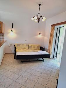 阿莫迪的住宿－Villa Dionysia Amoudi，卧室配有一张床