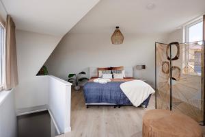 een slaapkamer met een bed met een blauwe deken bij Enschede91 in Enschede