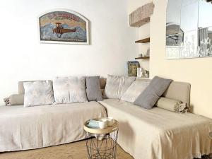 sala de estar con sofá y mesa en Suite 9, Parma Centro en Parma