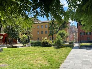un parque con un edificio al fondo con árboles en Suite 9, Parma Centro en Parma