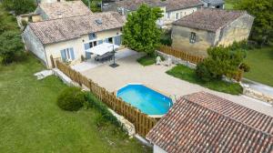 Saint-Magne-de-CastillonにあるL Escale des Vignes GITE proche Saint Emilion Chateau Beynatのスイミングプール付きの家屋の空中ビュー
