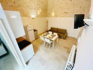ein kleines Wohnzimmer mit einem Tisch und einem Sofa in der Unterkunft CASA GIOBERTI in Castellana Grotte