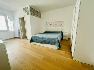 ein Schlafzimmer mit einem Bett und einem Holzboden in der Unterkunft CASA GIOBERTI in Castellana Grotte