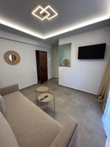 Televízia a/alebo spoločenská miestnosť v ubytovaní HOTEL BARA